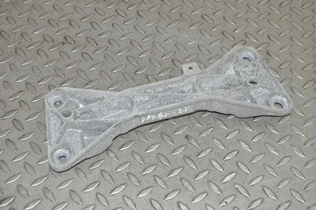 Ātrumkārbas stiprinājuma kronšteins 6796609