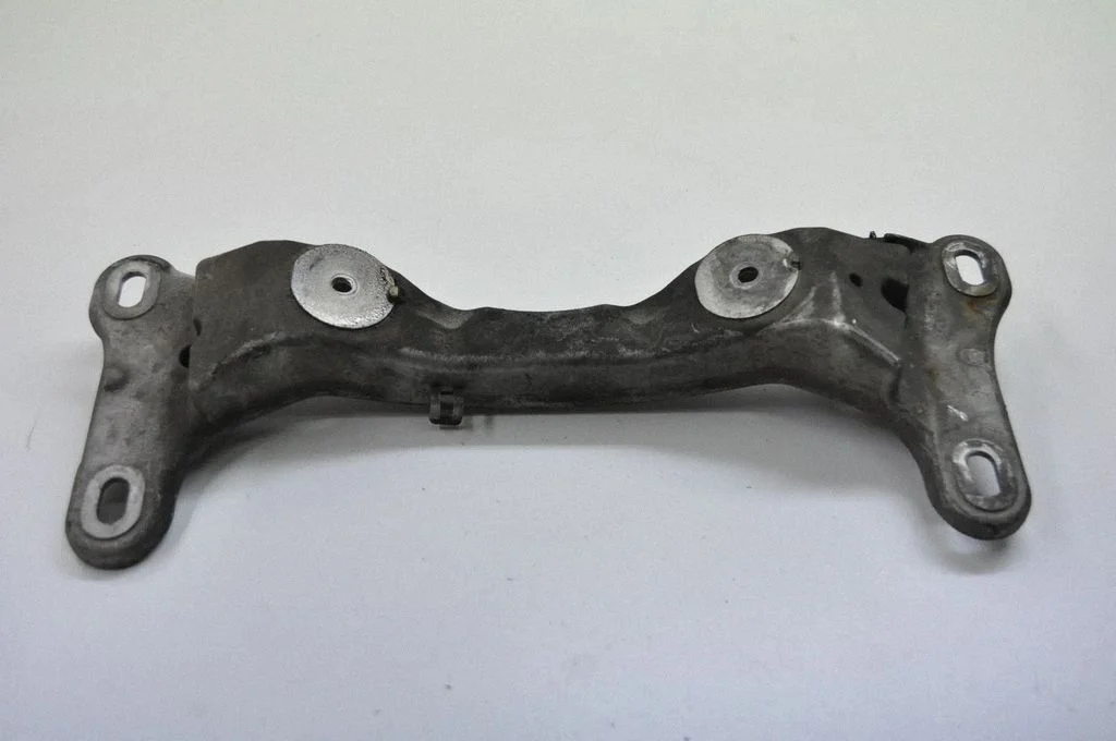 Ātrumkārbas stiprinājuma kronšteins – BMW 3. sērija E90 E91 (2005-2012)