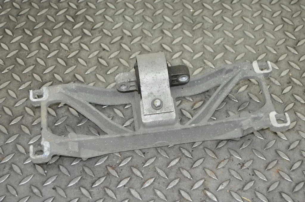 Gearbox mounting bracket