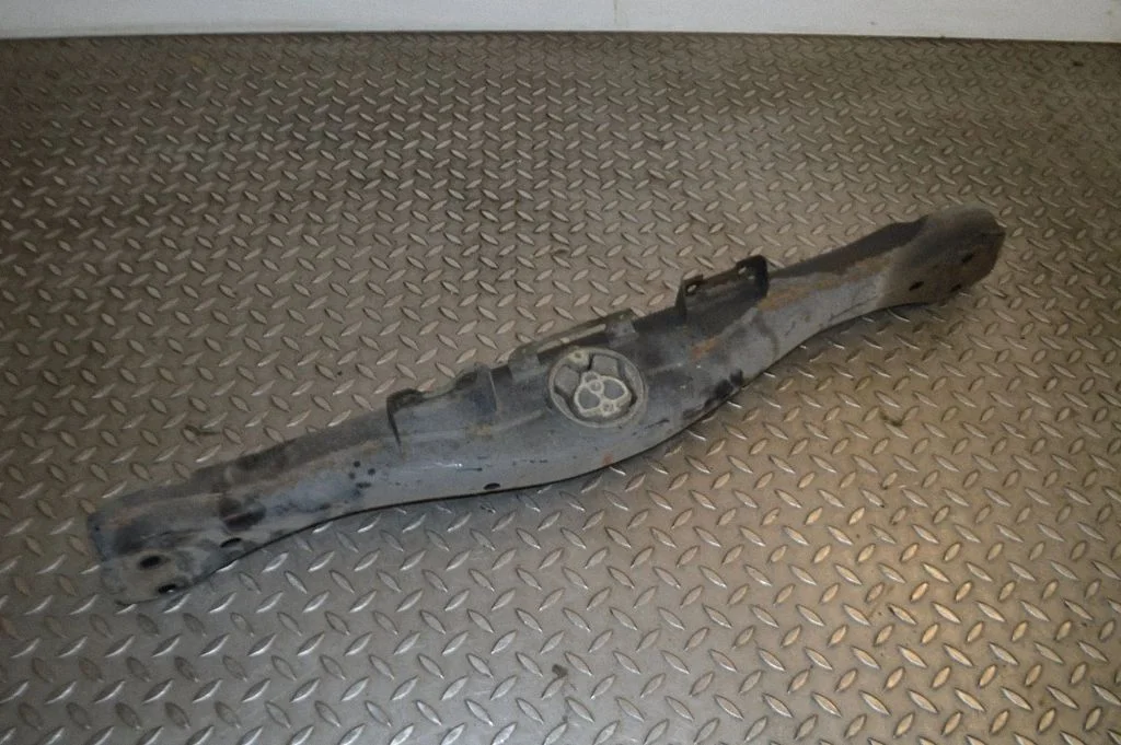 Ātrumkārbas stiprinājuma kronšteins 7L6399227F