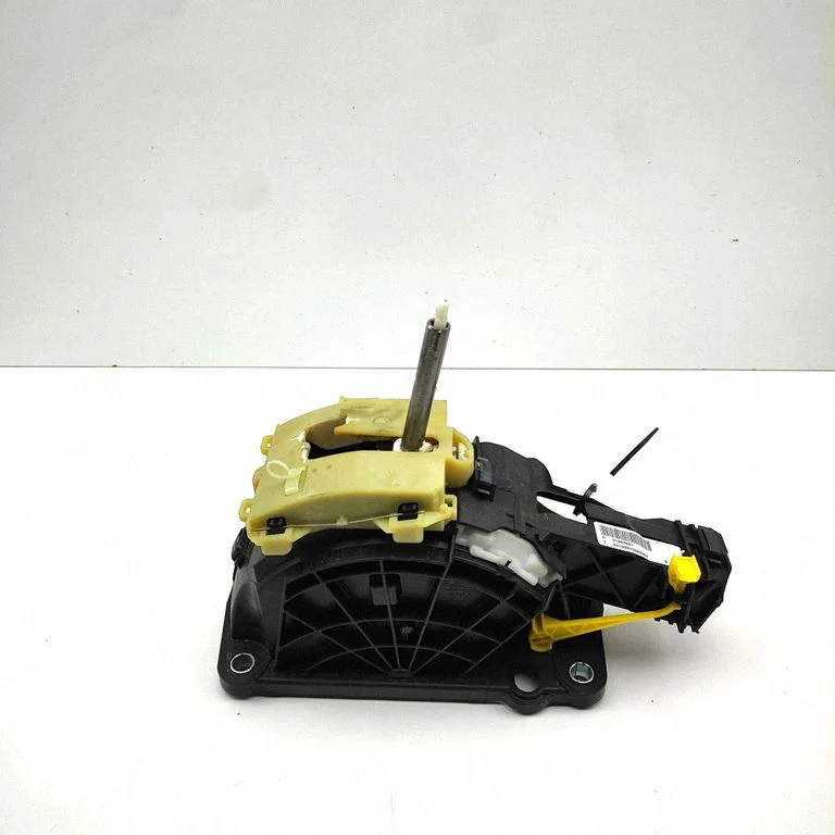 Gear selector mechanism P31367681