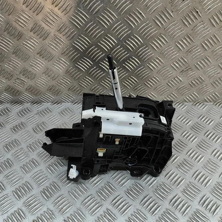 Gear selector mechanism 75M018RHD