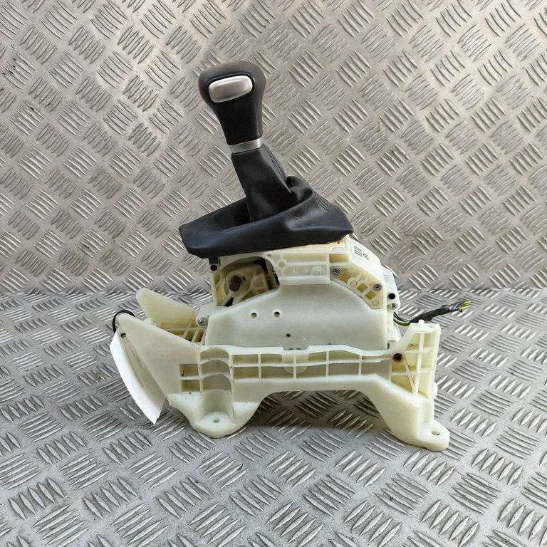 Pārnesumu pārslēgšanas mehānisms (kulise) 46701D4940
