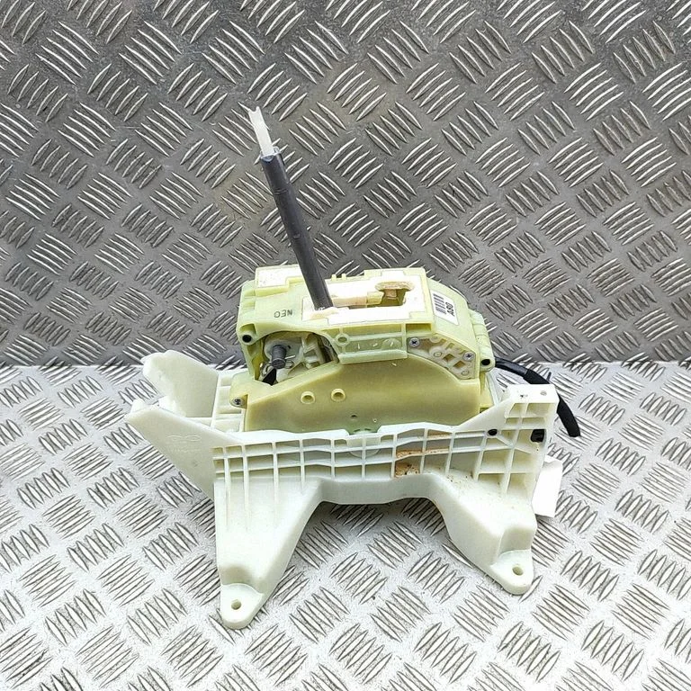 Gear selector mechanism 46701D4930