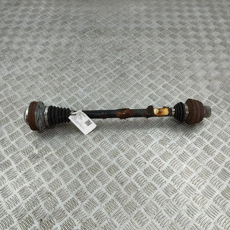 Tagumine pooltelg 8R0501203C