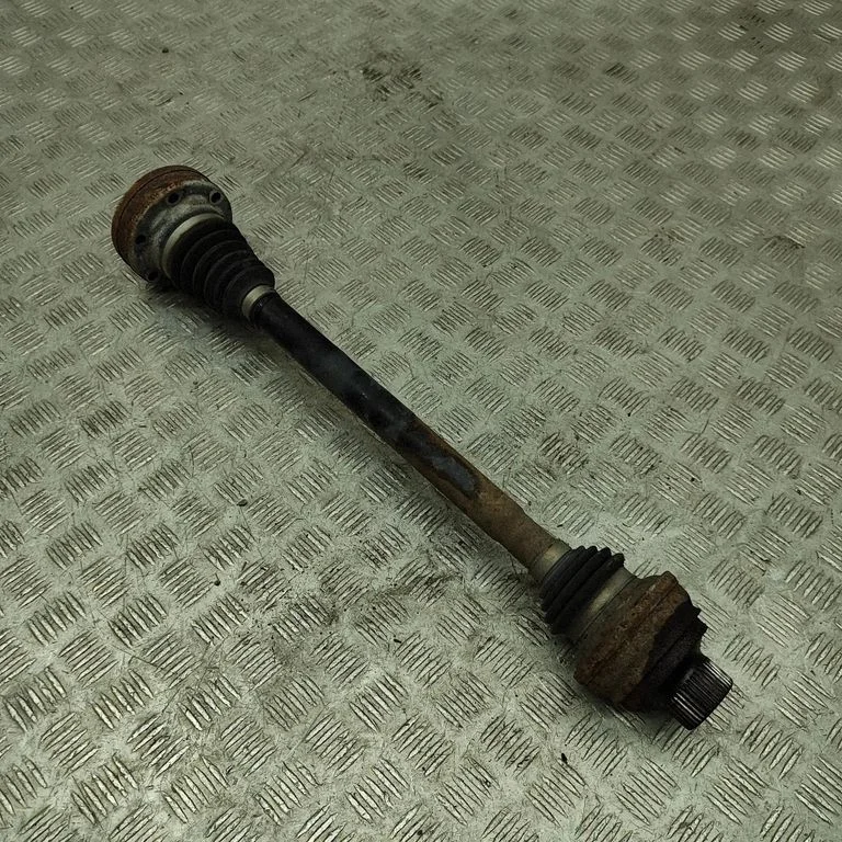 Aizmugurējā pusass 8R0501203D