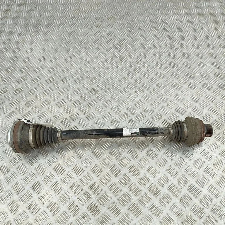 Tagumine pooltelg 8R0501203C