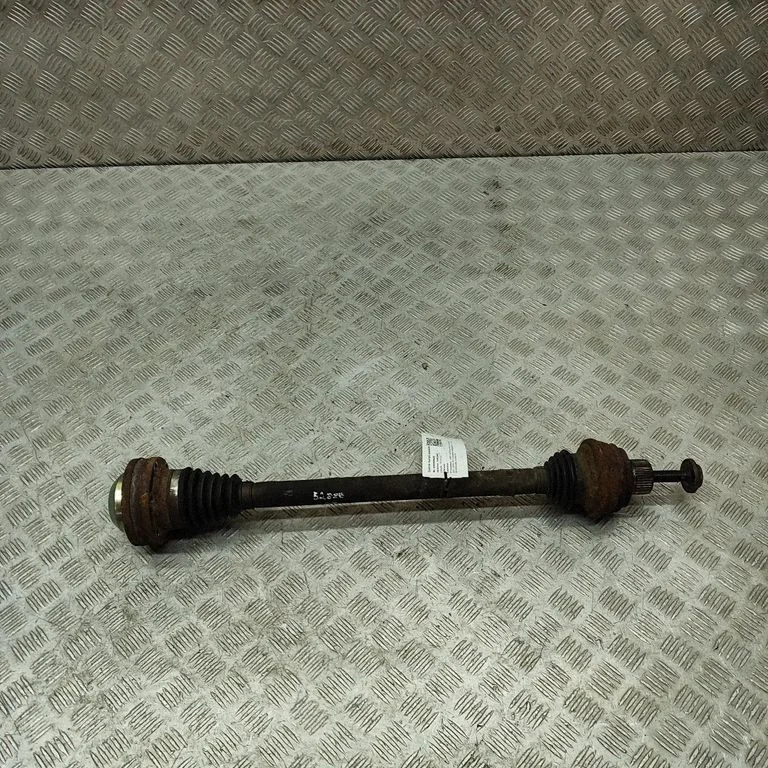 Aizmugurējā pusass 8R0501203C