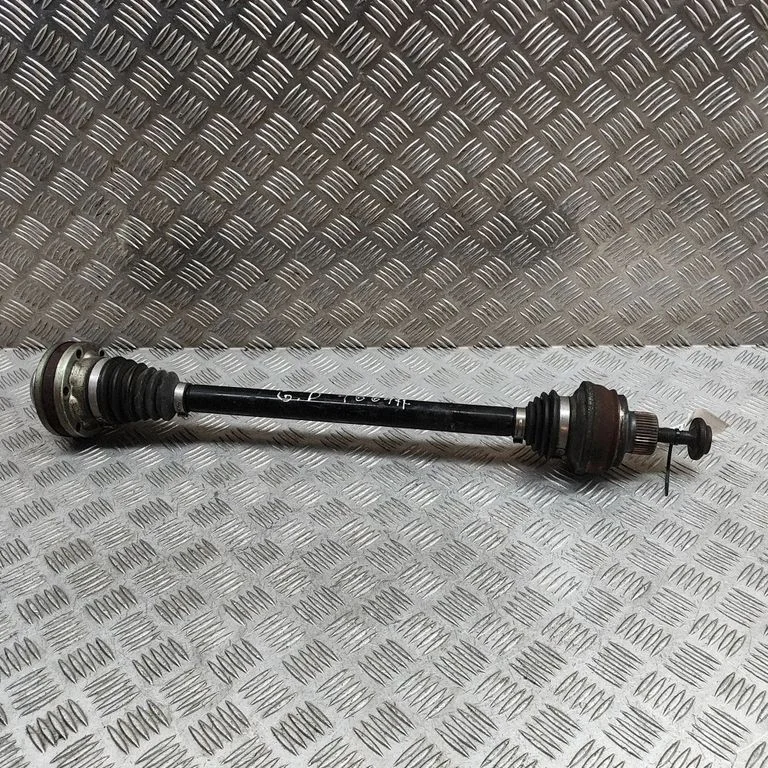 Aizmugurējā pusass 8R0501203C