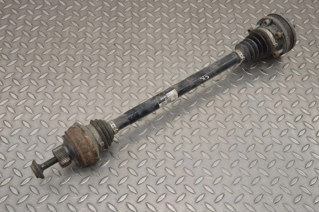 Aizmugurējā pusass 8R0501203C