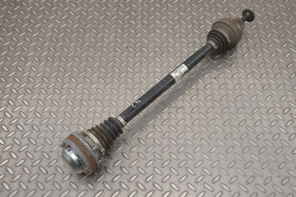 Aizmugurējā pusass 8R0501203C
