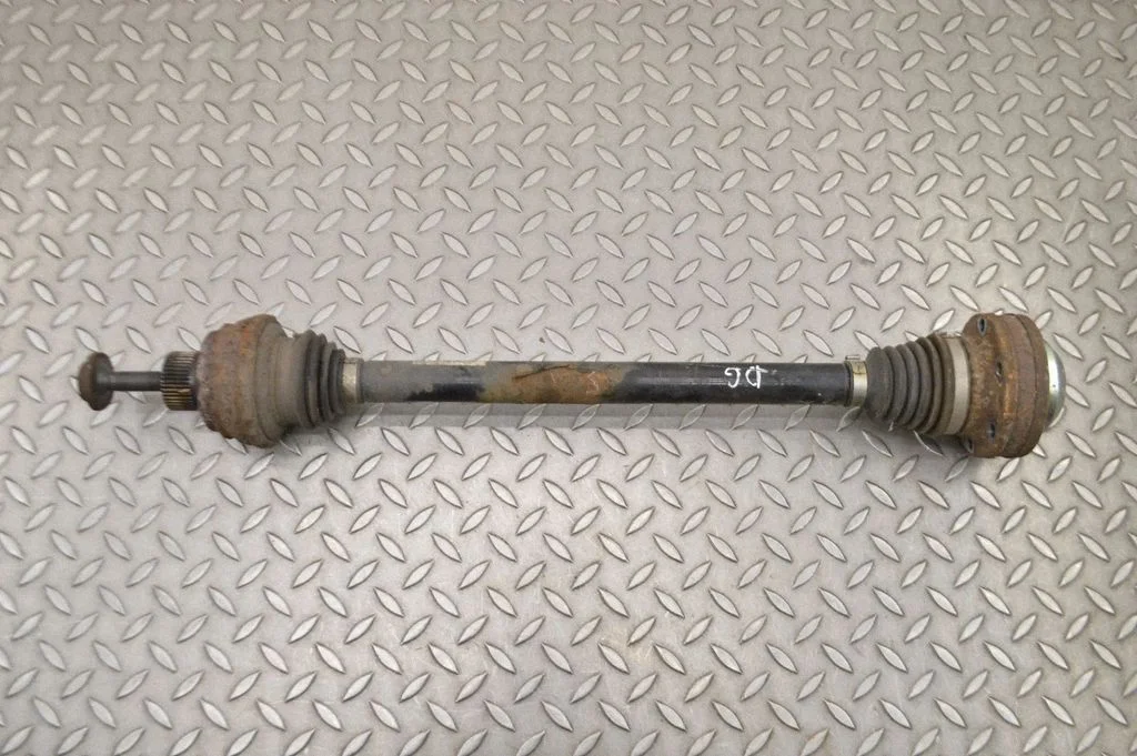 Aizmugurējā pusass 8R0501203C