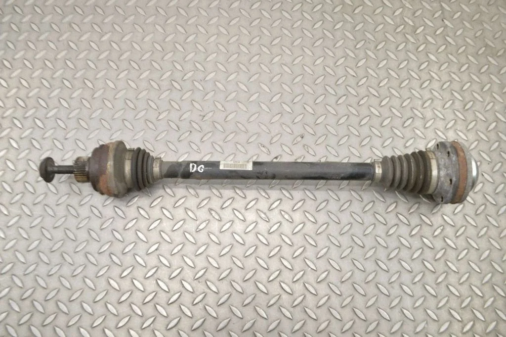 Tagumine pooltelg 8R0501203C