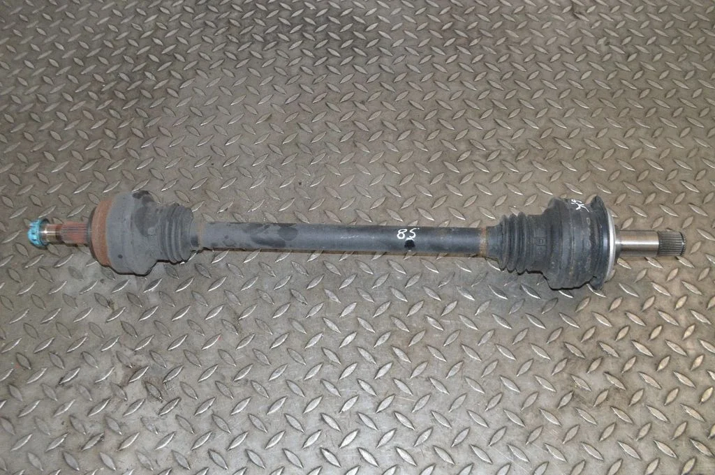 Aizmugurējā pusass – kreisā