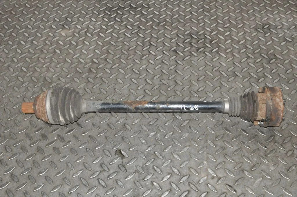 Aizmugurējā pusass 3C0501204