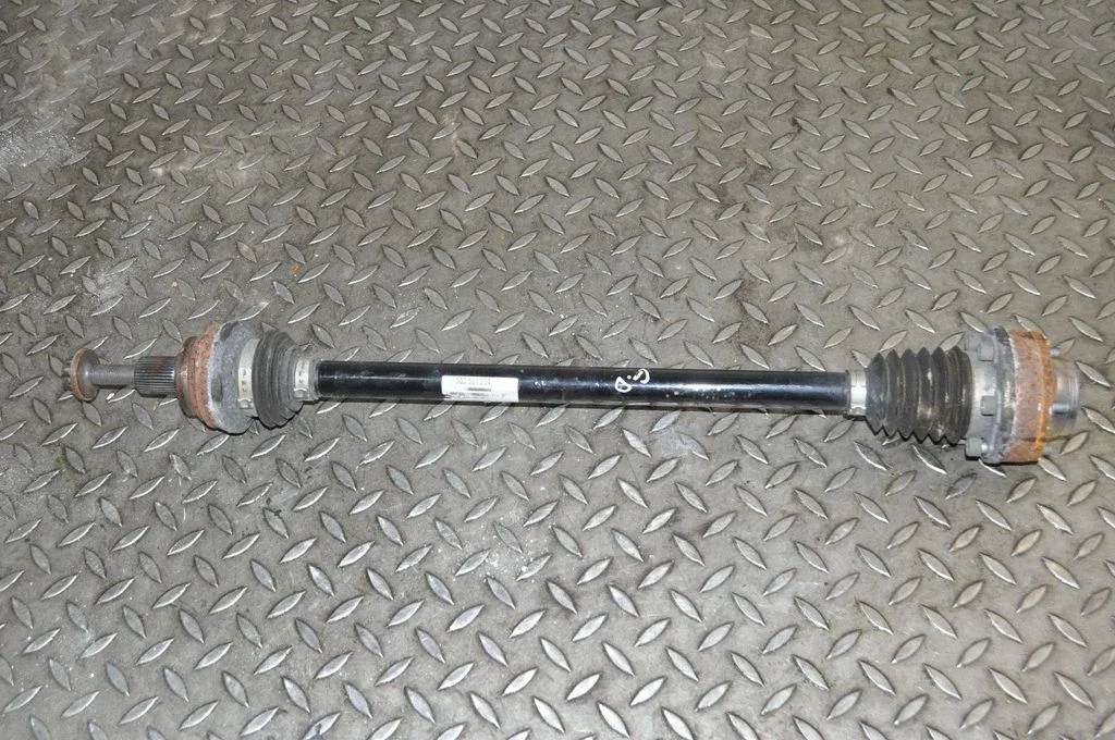 Aizmugurējā pusass 3Q0501204