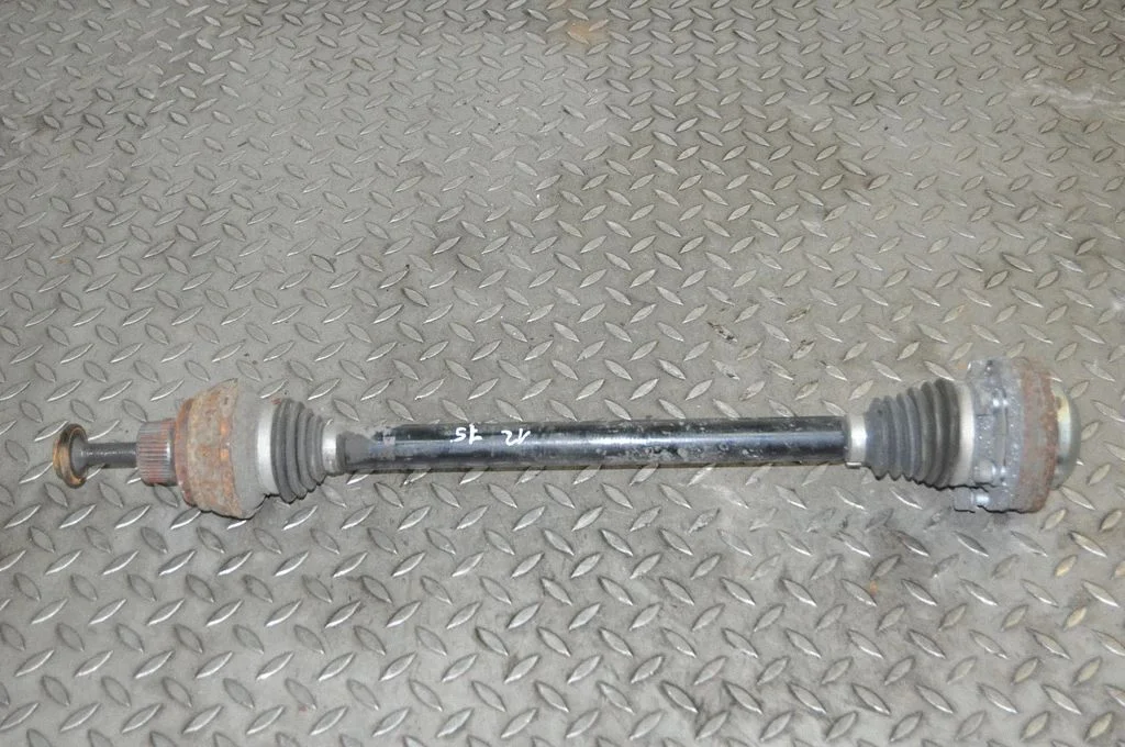 Aizmugurējā pusass 8R0501203C