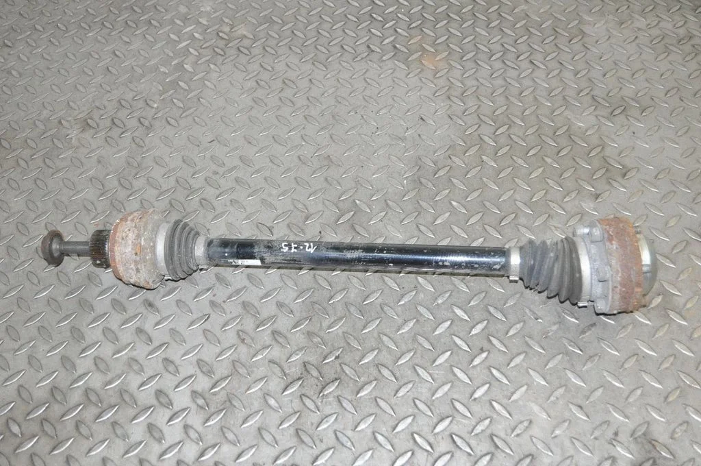 Aizmugurējā pusass 8R0501203C