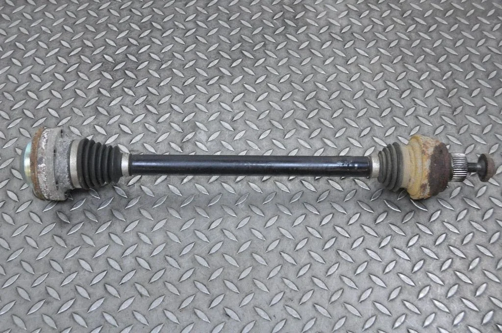 Aizmugurējā pusass 8R0501203C