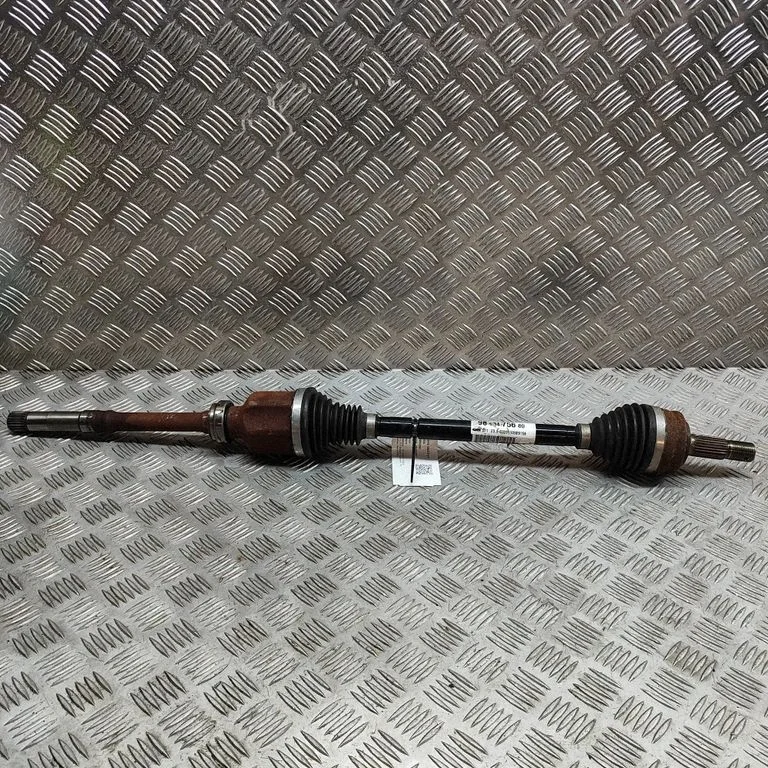Priekšējā pusass 9853475680