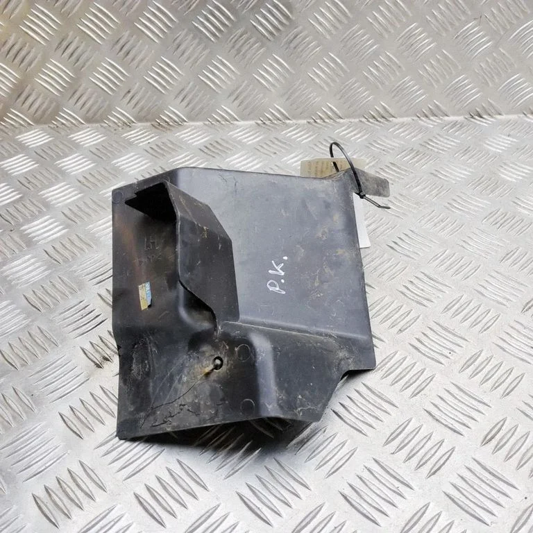 Priekšējā bampera turētājs 8981396940