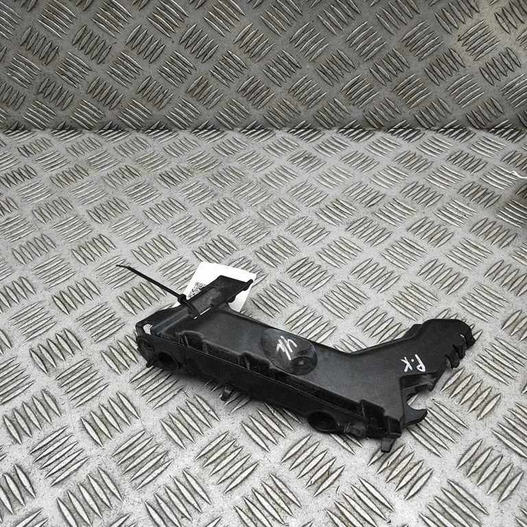 Priekšējā bampera turētājs 5LJ807041