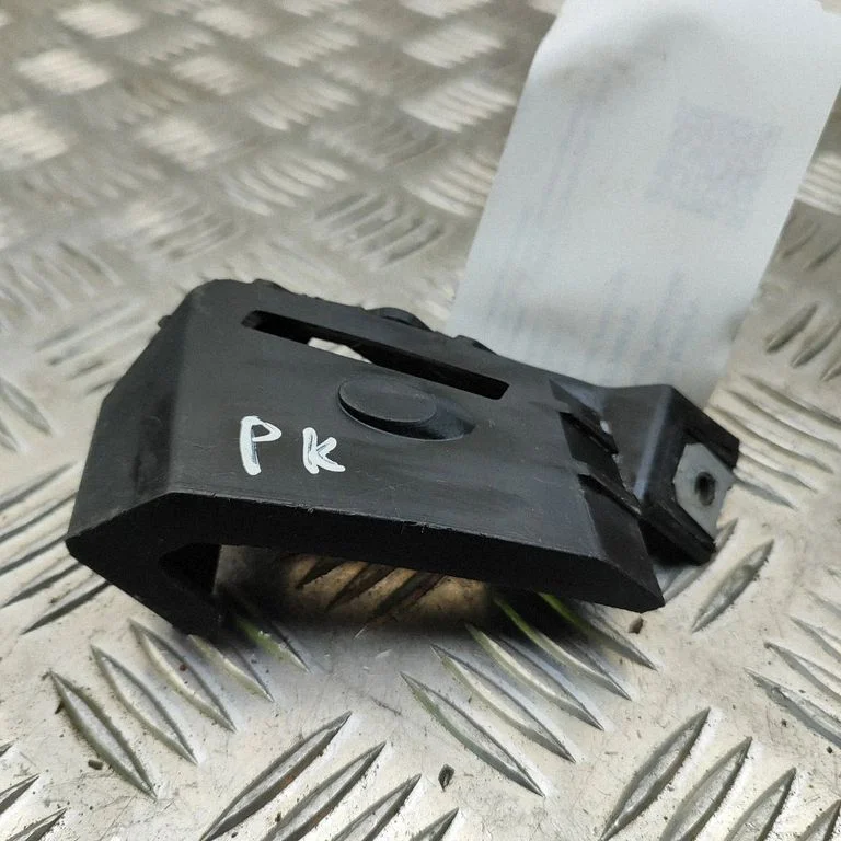 Front bumper mounting bracket 3W3807571E
