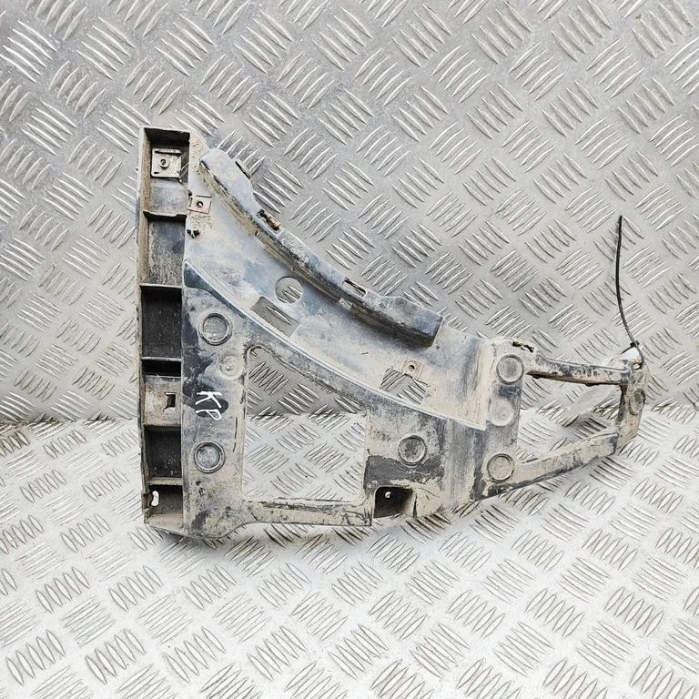 Priekšējā bampera turētājs CC1117B749AA