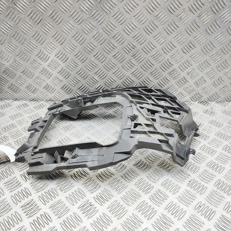 Priekšējā bampera turētājs 2GM807723A