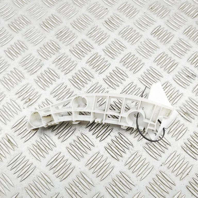 Priekšējā bampera turētājs 6400H313
