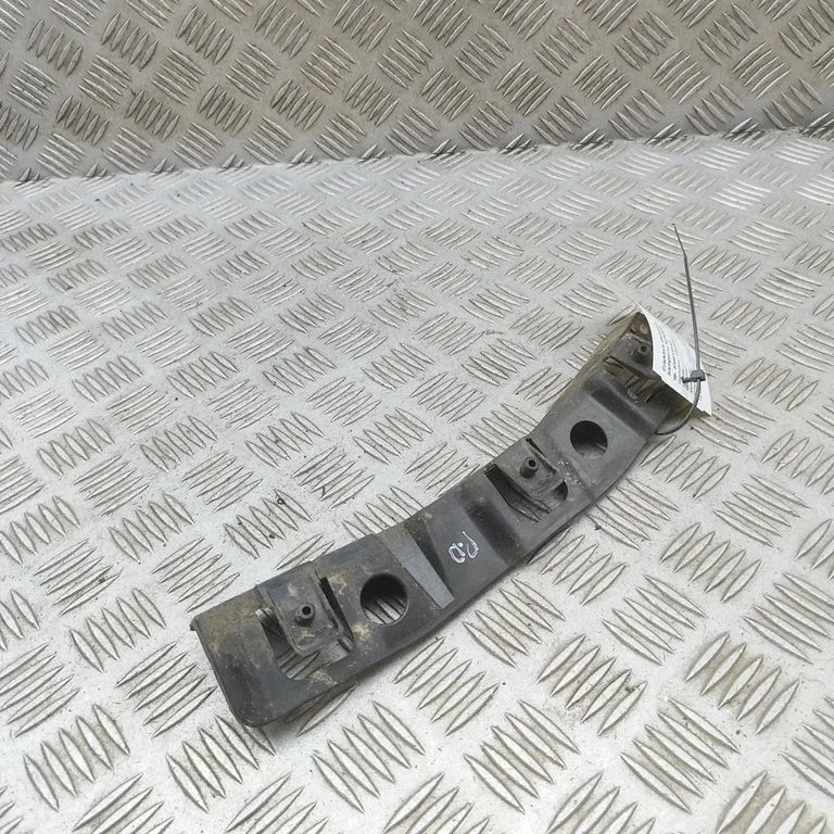 Priekšējā bampera turētājs KD4550153