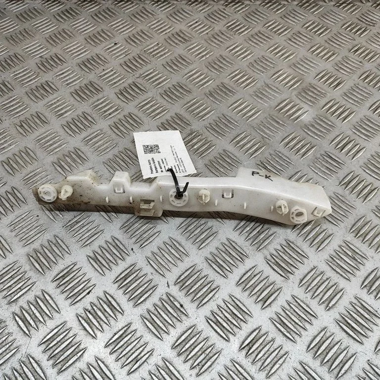 Priekšējā bampera turētājs 9821847480