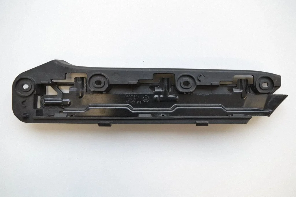 Priekšējā bampera turētājs – labā