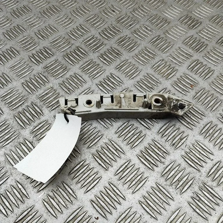 Priekšējā bampera turētājs BM5117D958AE