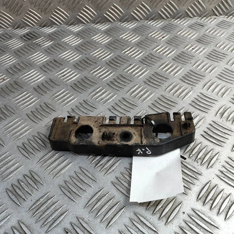 Priekšējā bampera turētājs 8W6853921A