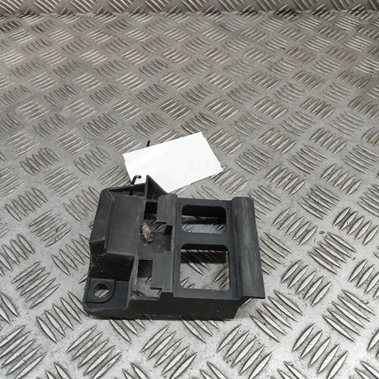Esistange kinnitusklamber – Volkswagen Crafter (2006-2016)