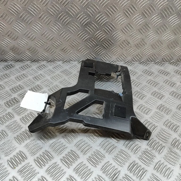 Priekšējā bampera turētājs DN4E50163