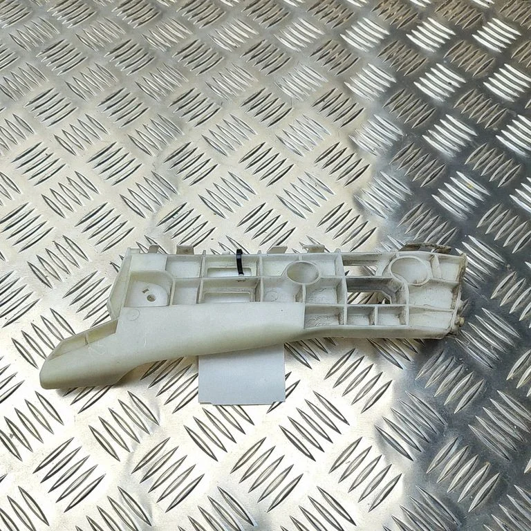 Esistange kinnitusklamber – Toyota Prius (XW30) (2009-2015)