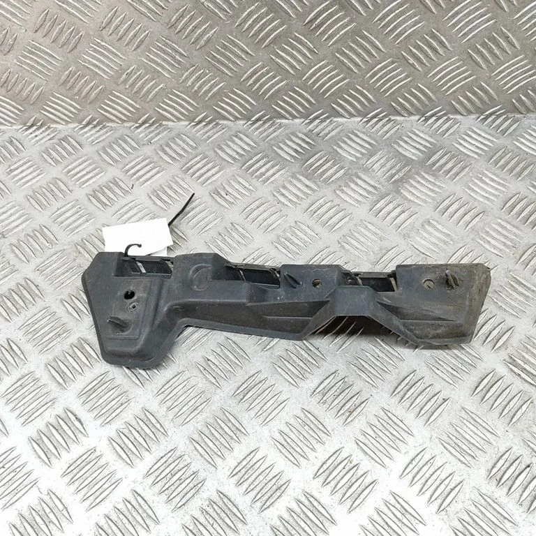 Priekšējā bampera turētājs 0001036423
