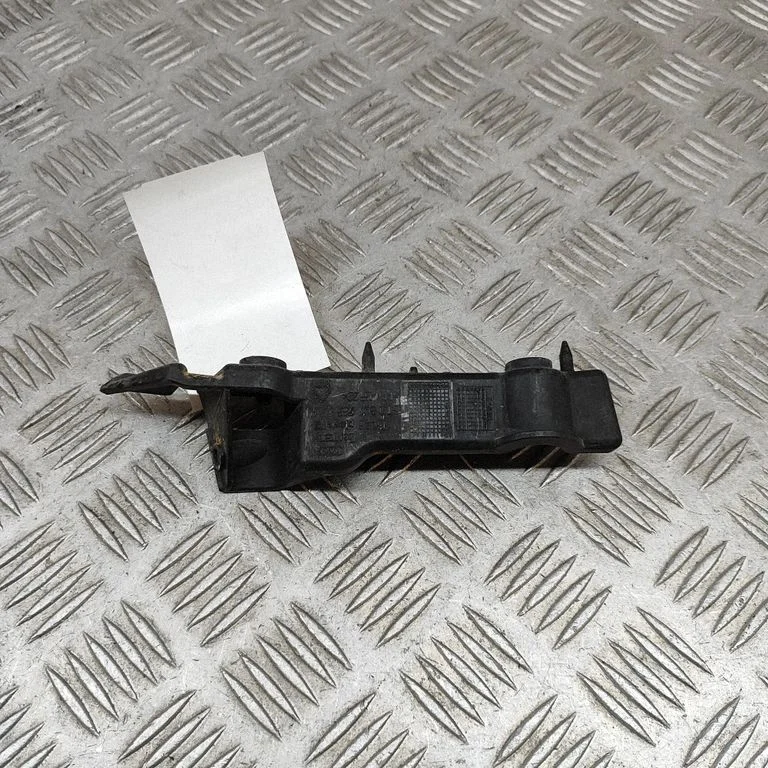 Priekšējā bampera turētājs 8T0807283C