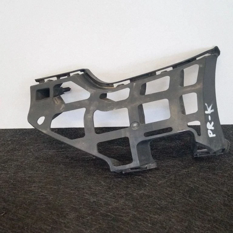 Priekšējā bampera turētājs 3T0807055