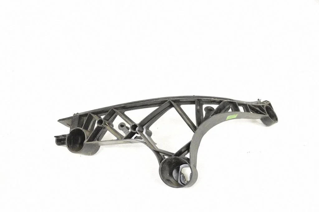 Priekšējā bampera turētājs A1728850665
