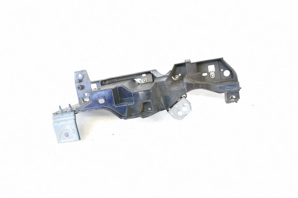 Priekšējā bampera turētājs 4R838C280A