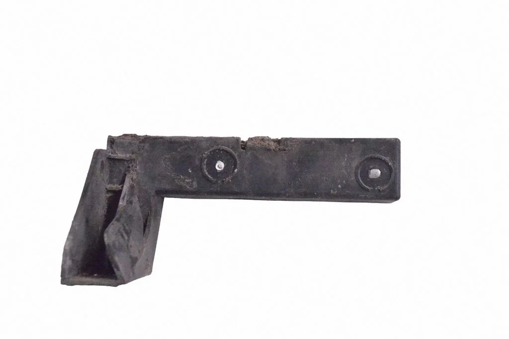 Priekšējā bampera turētājs YM23600489