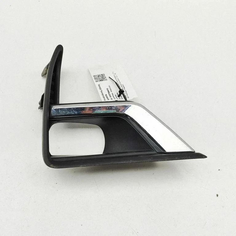 Front fog light trim/grill – Toyota Land Cruiser (J200) (2008-)