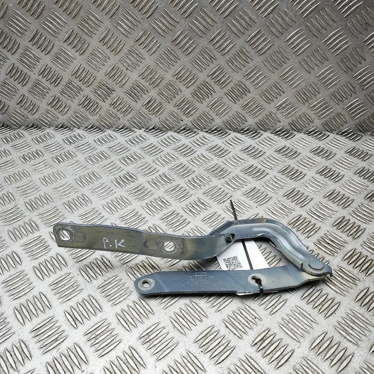 Motora pārsega eņģe (-es) 89A823301