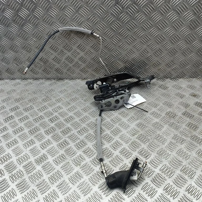 Motora pārsega eņģe (-es) A2058303505