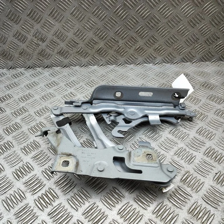 Motora pārsega eņģe (-es) 80A823301B