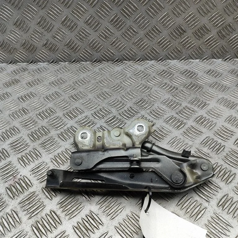 Engine bonnet/hood hinges 3V0823301
