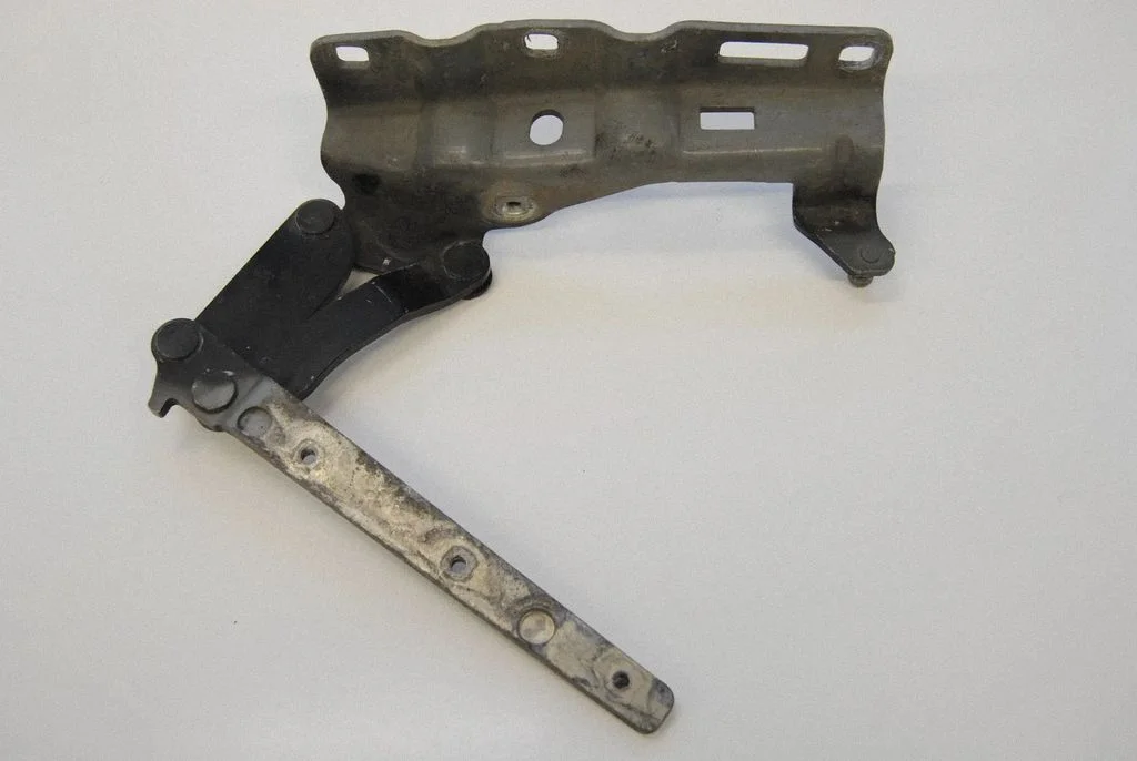 Engine bonnet/hood hinges – Mercedes-Benz C-Class W203 (2000-2007)